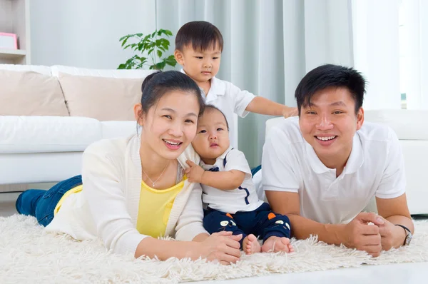 Asian family — Stock Photo, Image