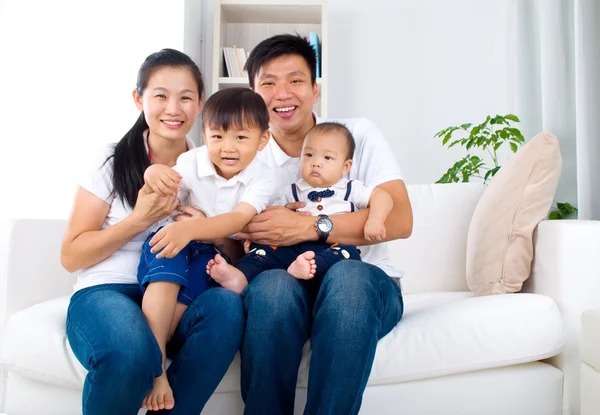 Famiglia asiatica — Foto Stock