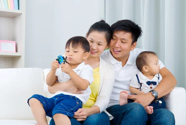 Famiglia asiatica — Foto Stock