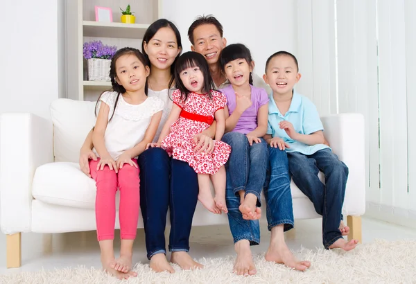 Asian family — Stock Photo, Image