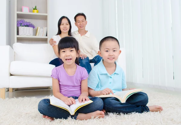 Asian Family — Stock Photo, Image