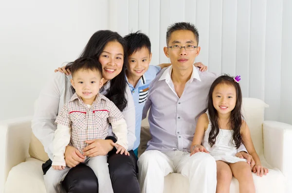 Bella famiglia asiatica — Foto Stock