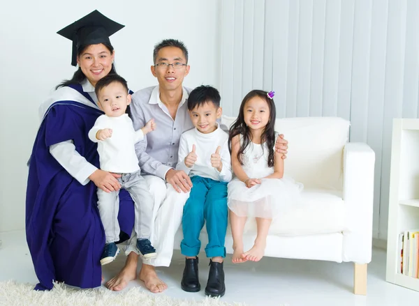 Precioso asiático familia — Foto de Stock