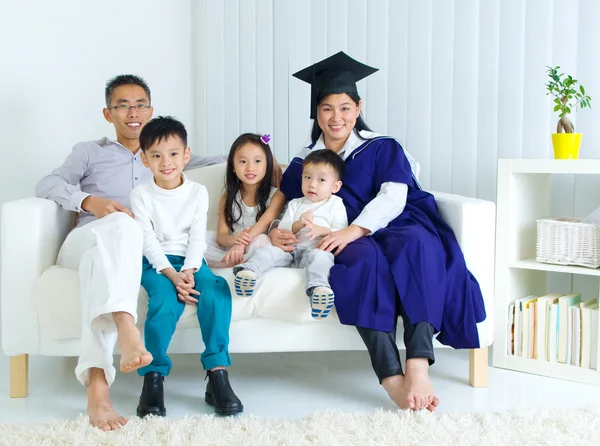 Underbara asiatiska familj — Stockfoto