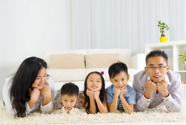 Underbara asiatiska familj — Stockfoto