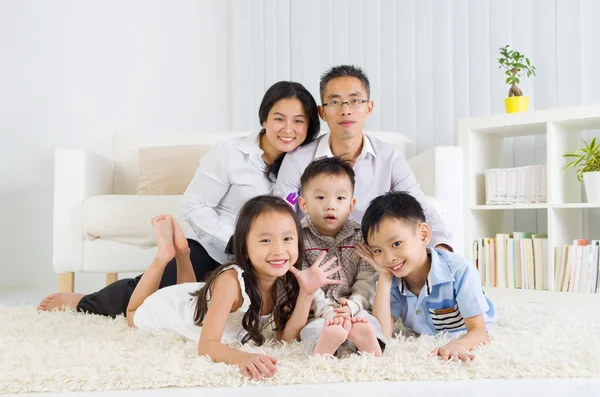 Schöne asiatische Familie — Stockfoto