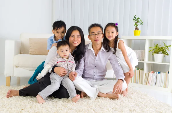 Ihana aasialainen perhe — kuvapankkivalokuva