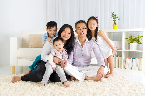 Schöne asiatische Familie — Stockfoto