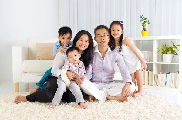 Lovely asian family — Stock Photo, Image