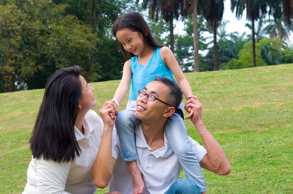 Underbara asiatiska familj — Stockfoto