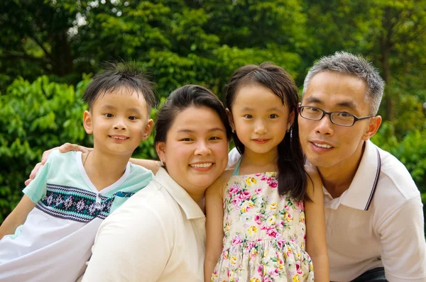 Underbara asiatiska familj — Stockfoto