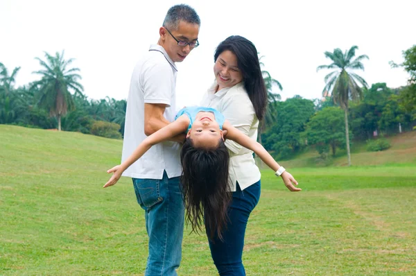 Underbara asiatiska familj — Stockfoto