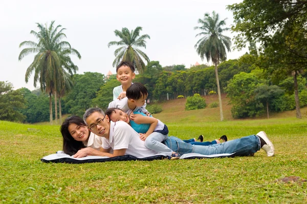 Underbara asiatiska familj — Stockfoto