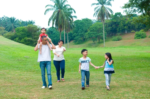 Linda asiática família — Fotografia de Stock