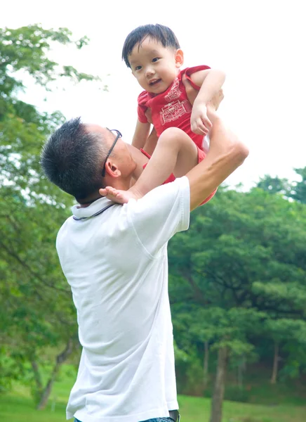 Underbara asiatiska familj — Stockfoto