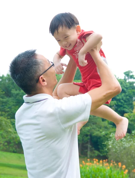 Sevimli Asya aile — Stok fotoğraf