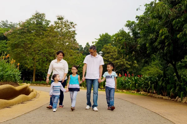 Underbara asiatiska familj — Stockfoto