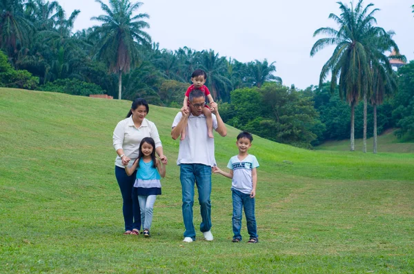 Precioso asiático familia —  Fotos de Stock