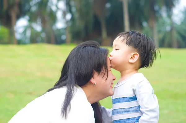 Bella famiglia asiatica — Foto Stock