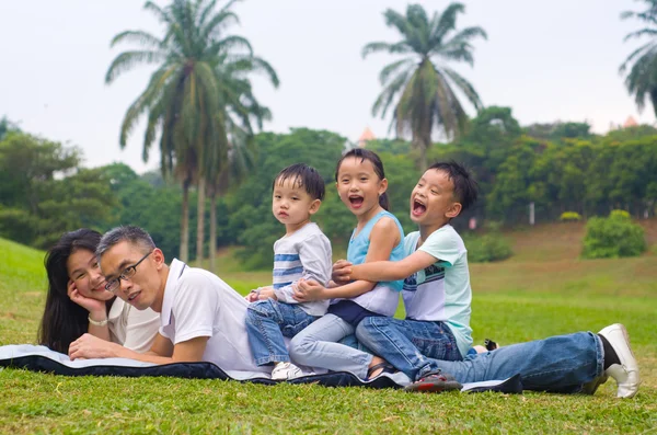 Belle famille asiatique — Photo