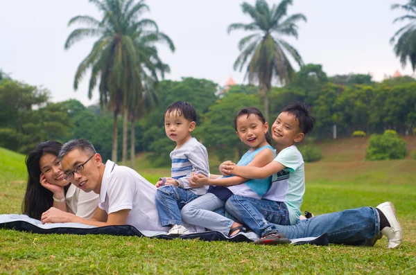 Underbara asiatiska familj — Stockfoto