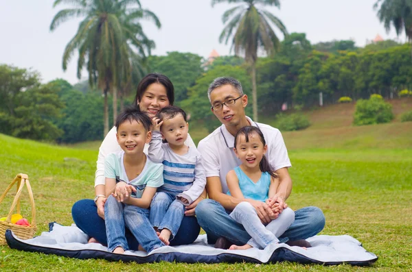 Bella famiglia asiatica — Foto Stock