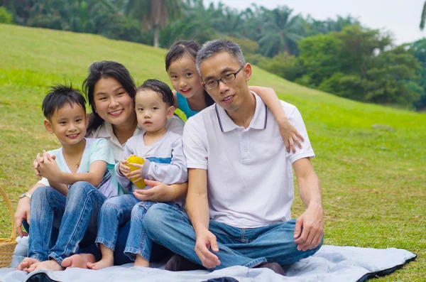Underbara asiatiska familj — Stockfoto
