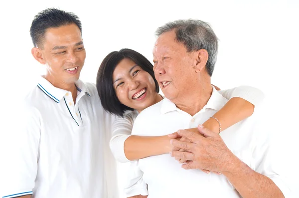 Lycklig asiatisk familj — Stockfoto