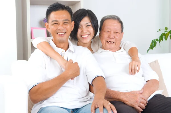 Szczęśliwa azjatycka rodzina — Zdjęcie stockowe