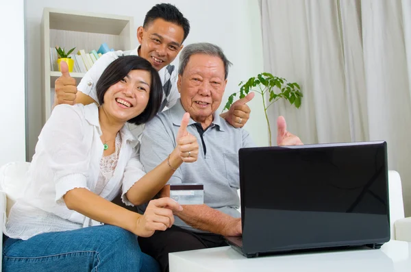 Feliz familia asiática — Foto de Stock