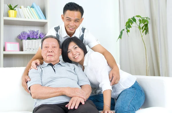 Happy Asian family — Stock Photo, Image