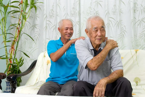 Glückliche asiatische Familie — Stockfoto