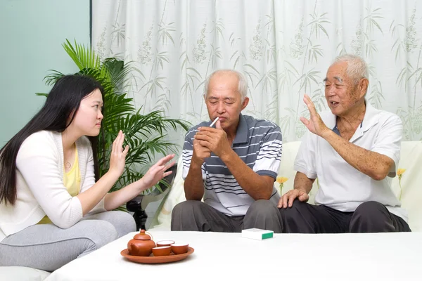 Нездоровый азиатский семейный образ жизни — стоковое фото