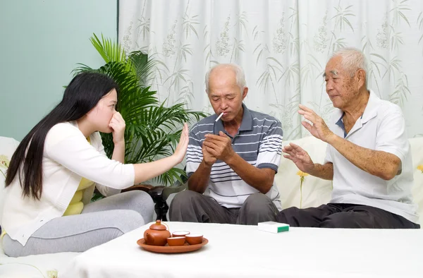 Insaudável asiático estilo de vida familiar — Fotografia de Stock