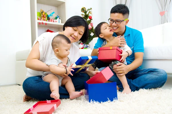 Feliz familia asiática —  Fotos de Stock