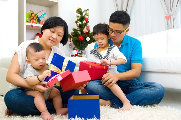 Feliz familia asiática —  Fotos de Stock