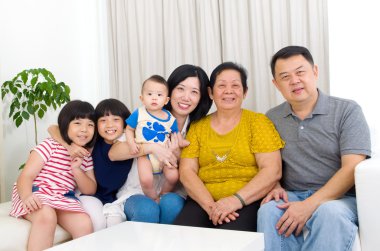 Mutlu Asyalı aile