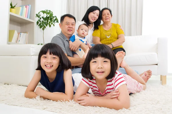 Felice famiglia asiatica — Foto Stock