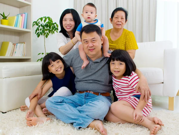 Happy Asian family — Stock Photo, Image