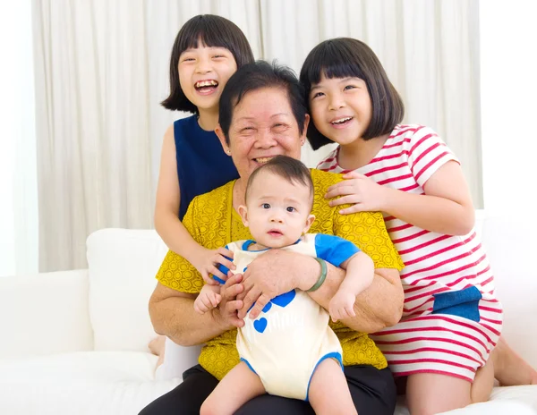 Felice famiglia asiatica — Foto Stock