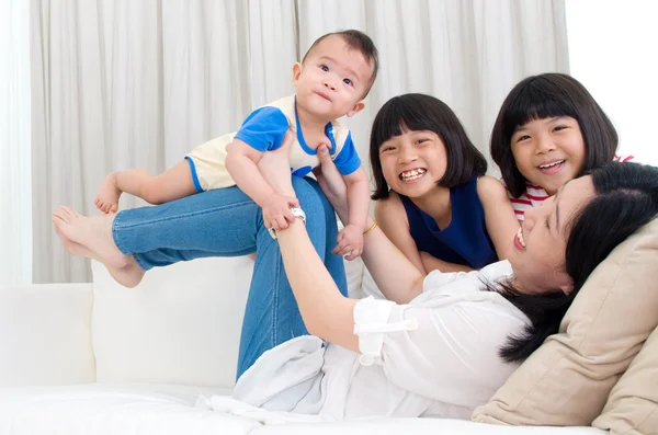 Felice famiglia asiatica — Foto Stock