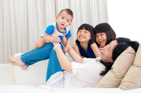 Happy Asian family — Stock Photo, Image