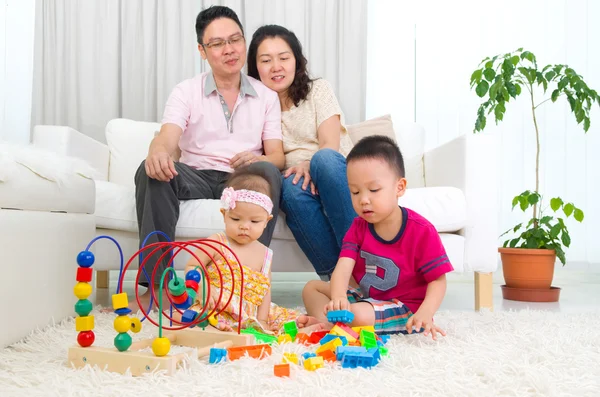 Happy Asian family — Stock Photo, Image