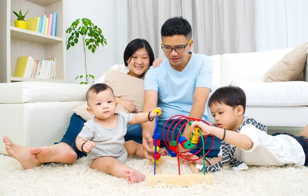 Gelukkig aziatisch familie — Stockfoto