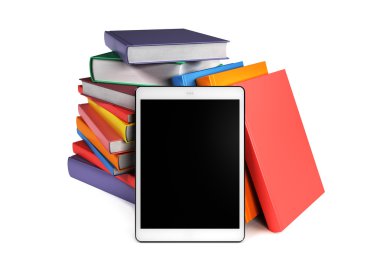 Yığın kitap ön planda bir tablet ile