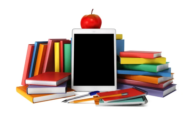 Tablet, bunte Bücher, Schulbedarf und ein Apfel — Stockfoto