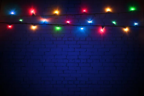 Багатокольорові Різдвяні Вогні Синьому Тлі Цегляної Стіни Кольорове Тло Дизайну — стокове фото