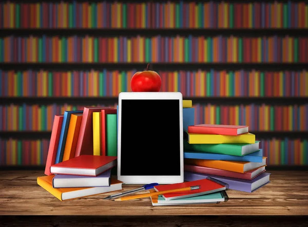 Dřevěný Stůl Hromadou Barevných Knih Tablet Tužka Školní Potřeby Jablko — Stock fotografie