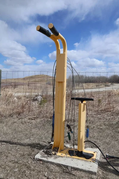 Ein Satz Fahrradschlüssel Der Über Dem Boden Kabeln Mit Pumpe — Stockfoto