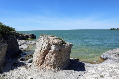 Gölün kıyısındaki yüksek kayalıklar.